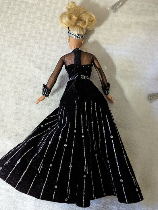 Vintage Holiday Barbie 1998 - Picture 4 of 9